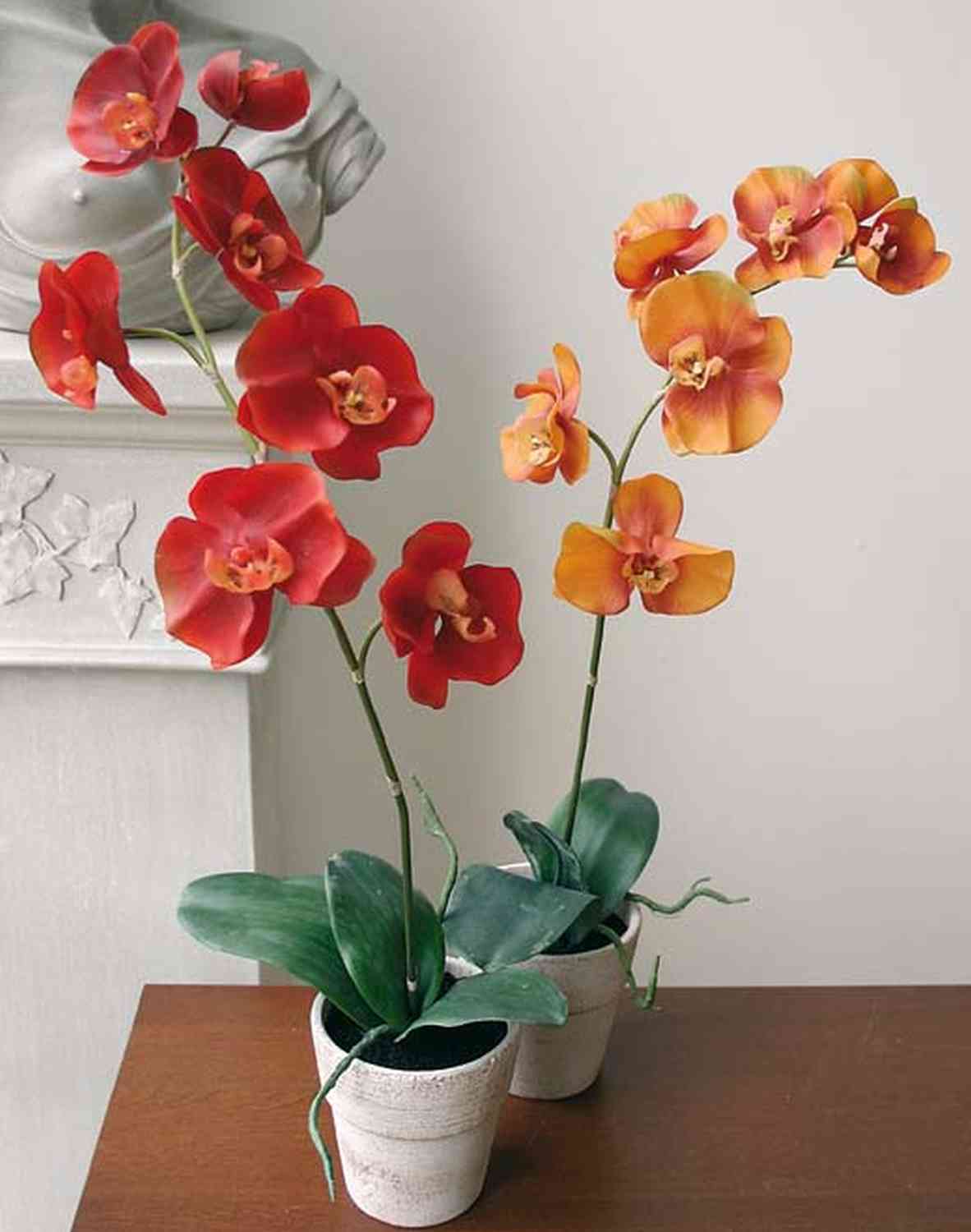 Orchidée artificielle orange en pot en céramique blanc 58 cm
