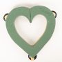 ®mosy Ökodur Mousse florale Voiture en forme de cœur ELLARIA, décoration de mariage, avec ventouse, socle en bois naturel, vert, 45x48x5cm