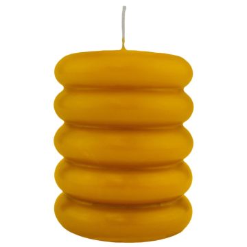 Bougie bloc MONISHA avec des rainures horizontales, ocre jaune, 11cm, Ø9cm, 69h - Made in Germany