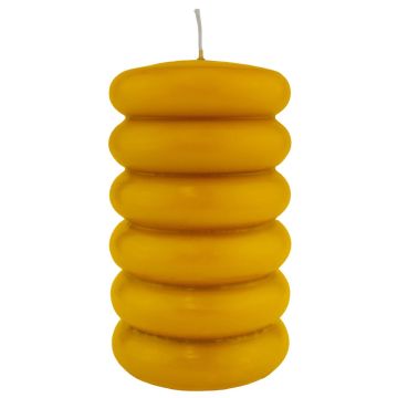 Bougie bloc MONISHA avec des rainures horizontales, ocre jaune, 15cm, Ø9cm, 69h - Made in Germany