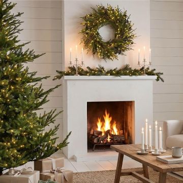 Couronne décorative RAKUNO, pommes de pin, baies noires, LED, Ø65cm