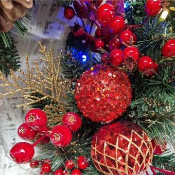 Couronne d'hiver artificielle KIRENO avec boules, pommes de pin, baies, LEDs, rouge-or-vert, Ø60cm