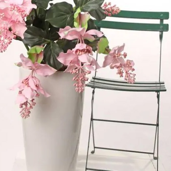 Fleurs artificielles suspendues