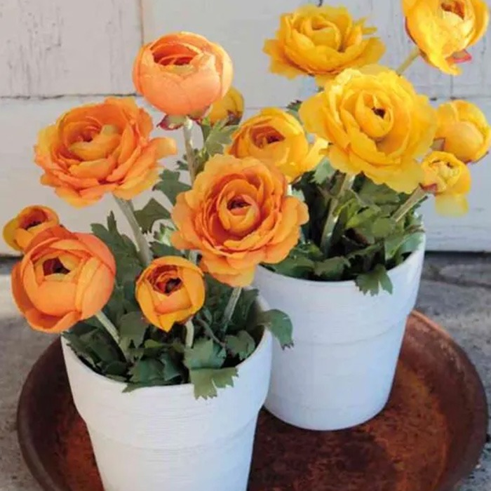 Fleurs artificielles en pot