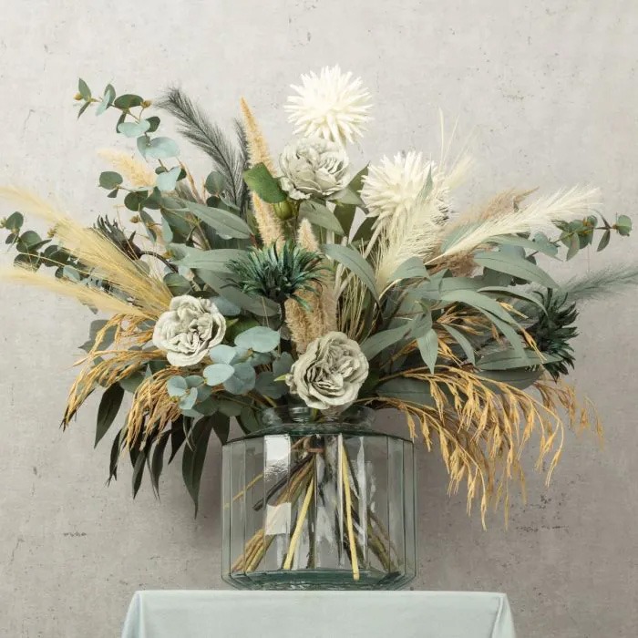 Fausses fleurs avec vase