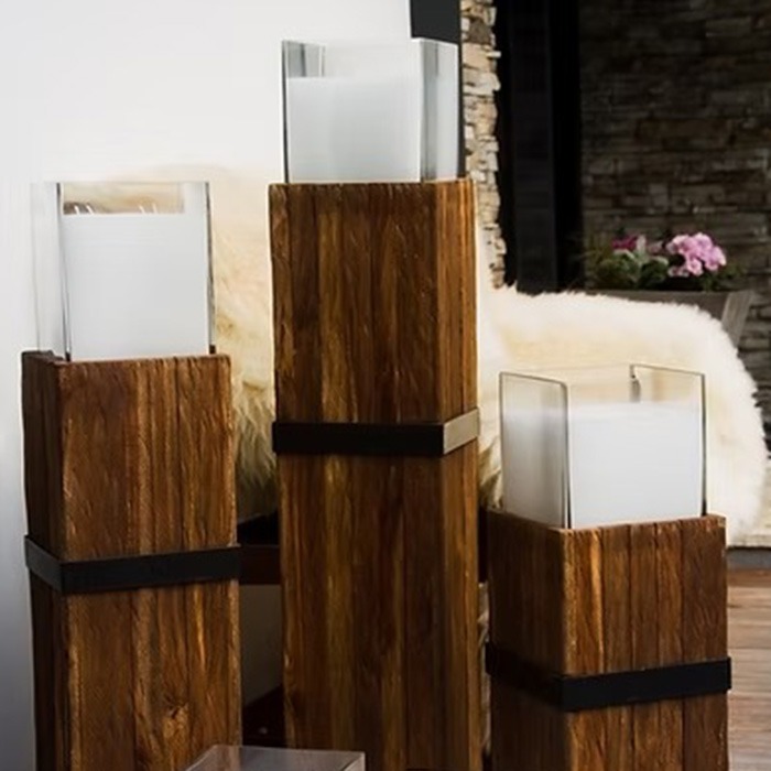 Colonne en bois avec bougie
