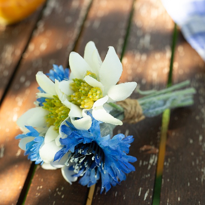 Fleurs artificielles bleues / blanches