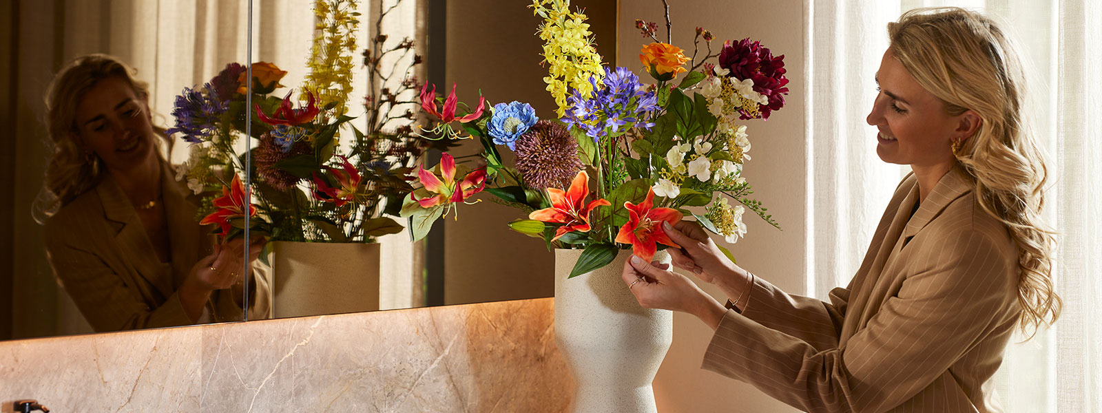 Bouquets d'été artificiels comme des vrais