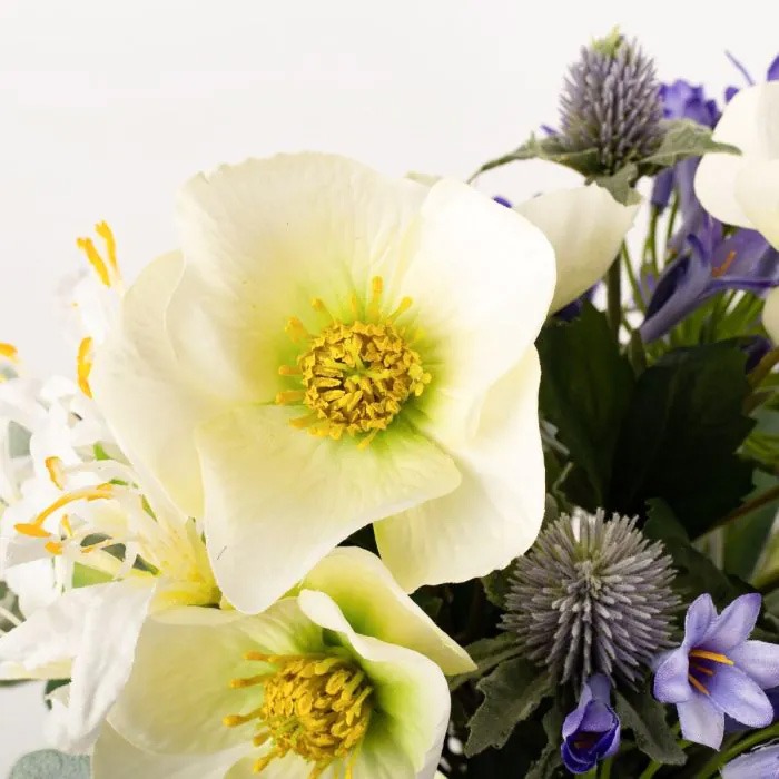 Fleurs d'hiver artificielles comme les vraies